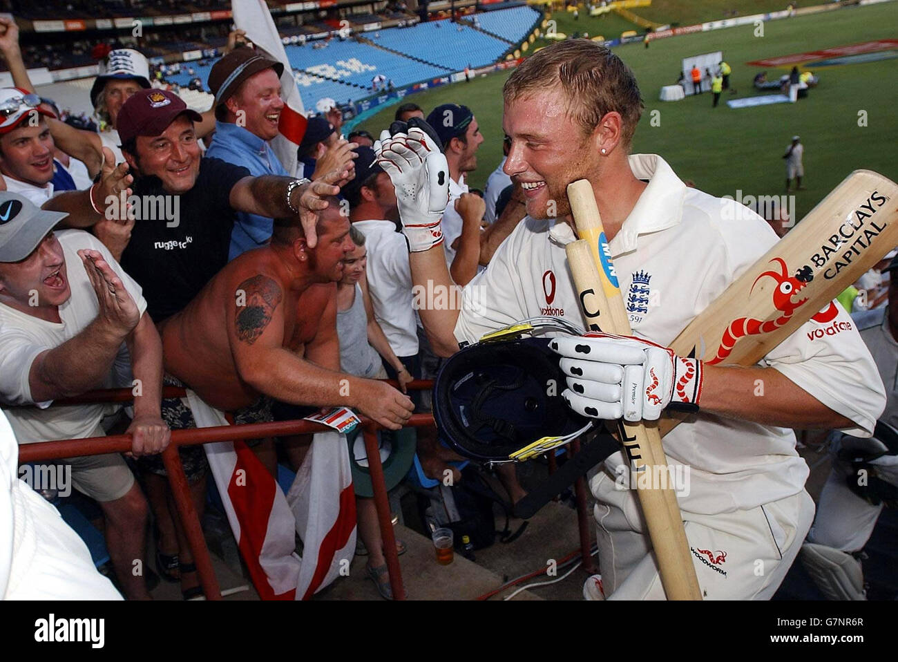 Südafrika - England - Fünfter Testtag 5 - Centurion Park. Der englische Andrew Flintoff feiert mit Anhängern, nachdem England das fünfte Testspiel gezogen hat. Stockfoto