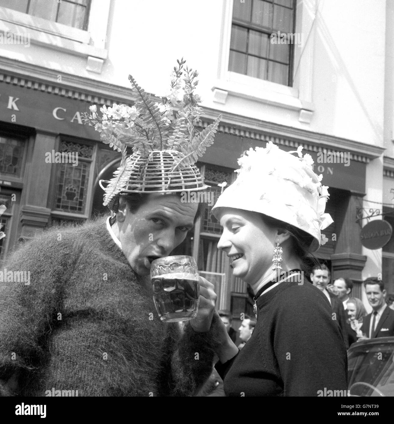 Derek Crompton und Lynette Baker werden im Warwick Castle Pub in Little Venice, Paddington, als Gewinner des Osterbonnet-Wettbewerbs bekannt gegeben. Stockfoto