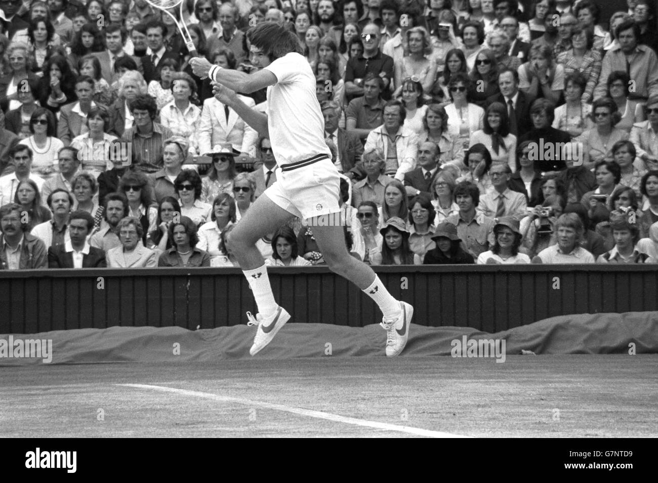 Tennis - Wimbledon - Finale der Herreneinzel - Jimmy Connors gegen Arthur Ashe - Center Court. Der Titelverteidiger Jimmy Connors im Spiel während des Einzelwettbewerbs der Männer in Wimbledon. Stockfoto