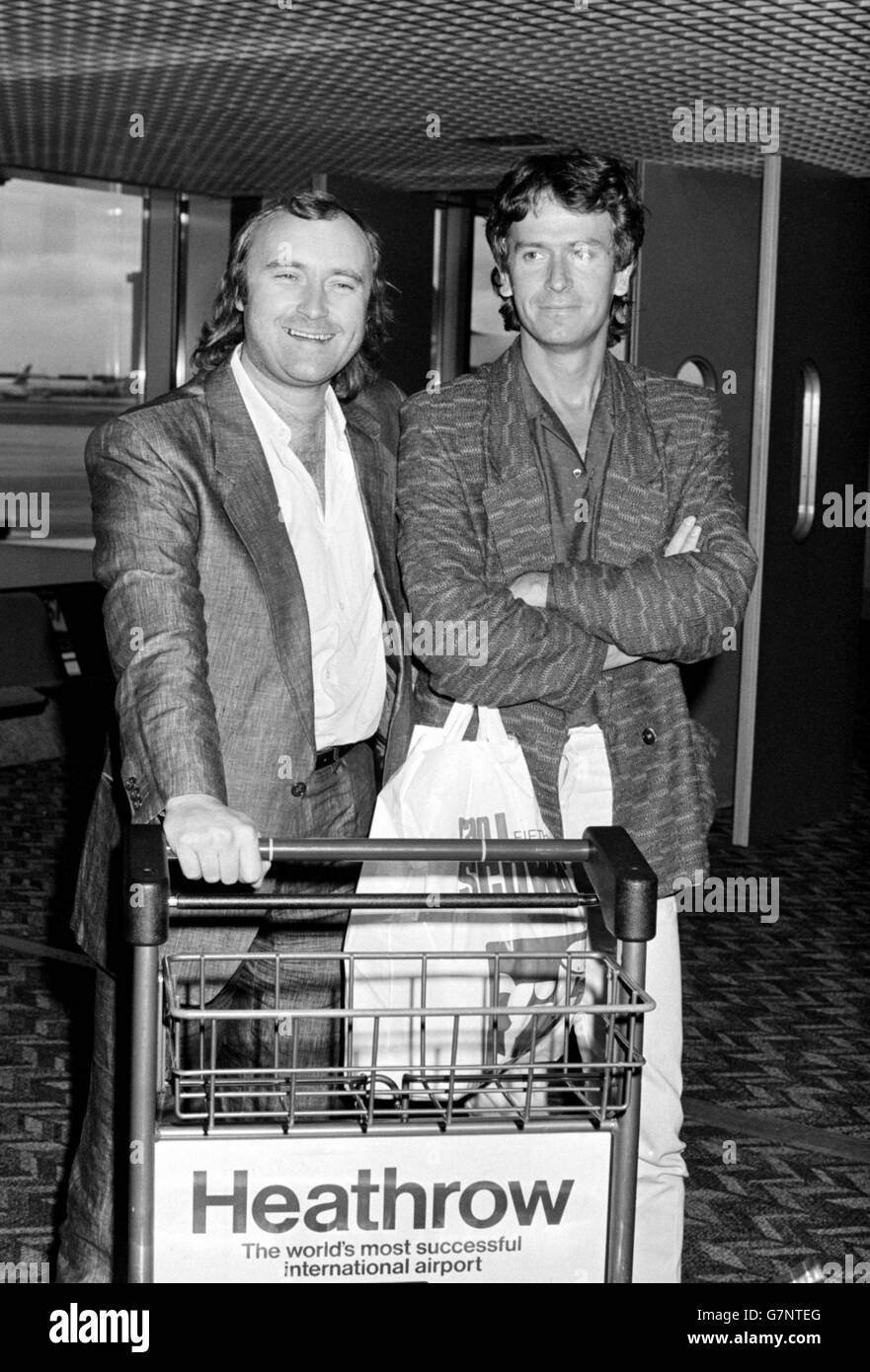 Genesis kehrt aus den USA zurück. Phil Collins und Tony Banks of Genesis am Flughafen Heathrow nach ihrer Amerikatour. Stockfoto