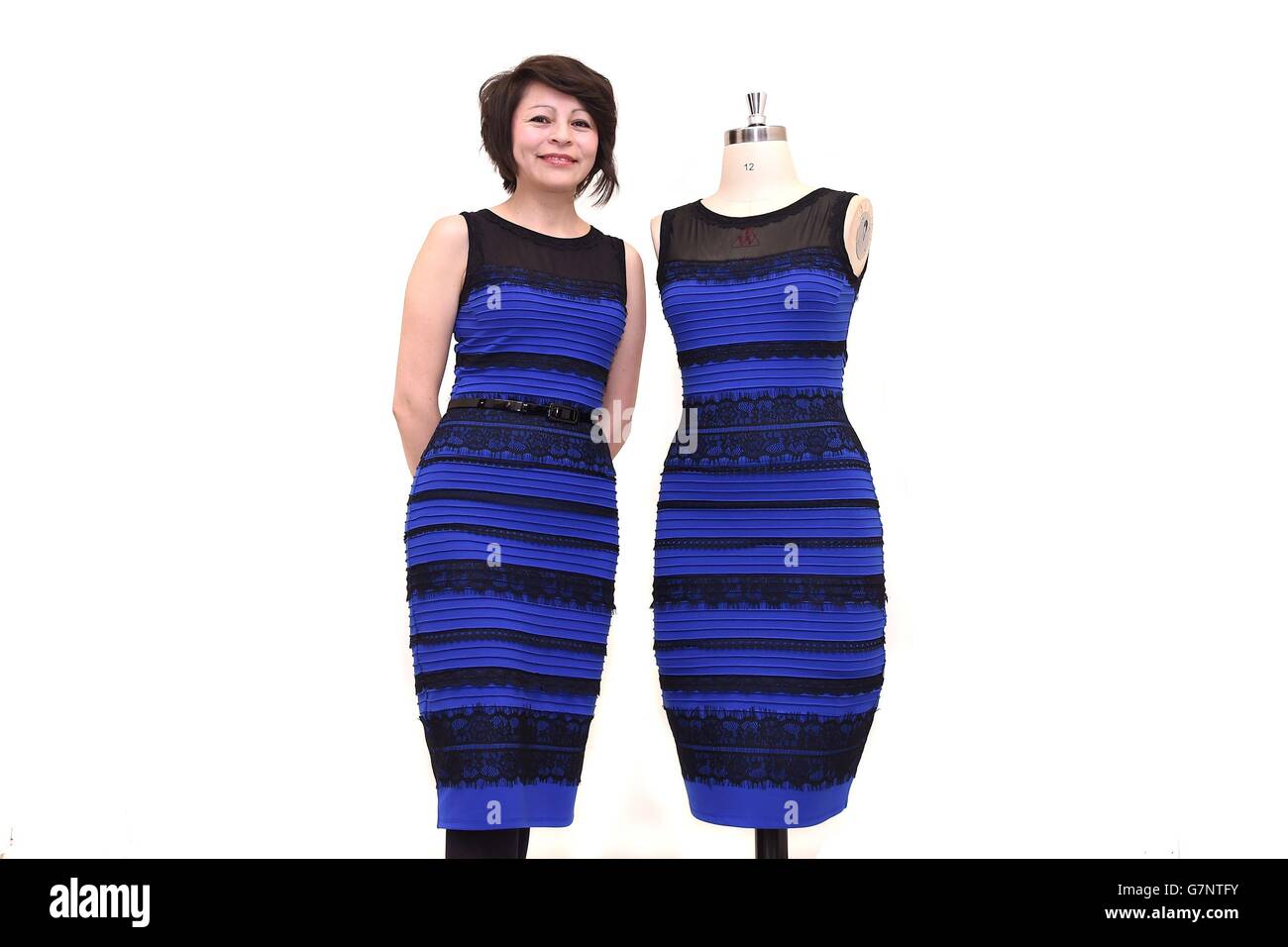 Michele Bastock, Fashion Director bei Roman Originals, modelliert das  zweifarbige Kleid, das auf Twitter zu einer weltweiten Debatte über die  Farbe geführt hat Stockfotografie - Alamy