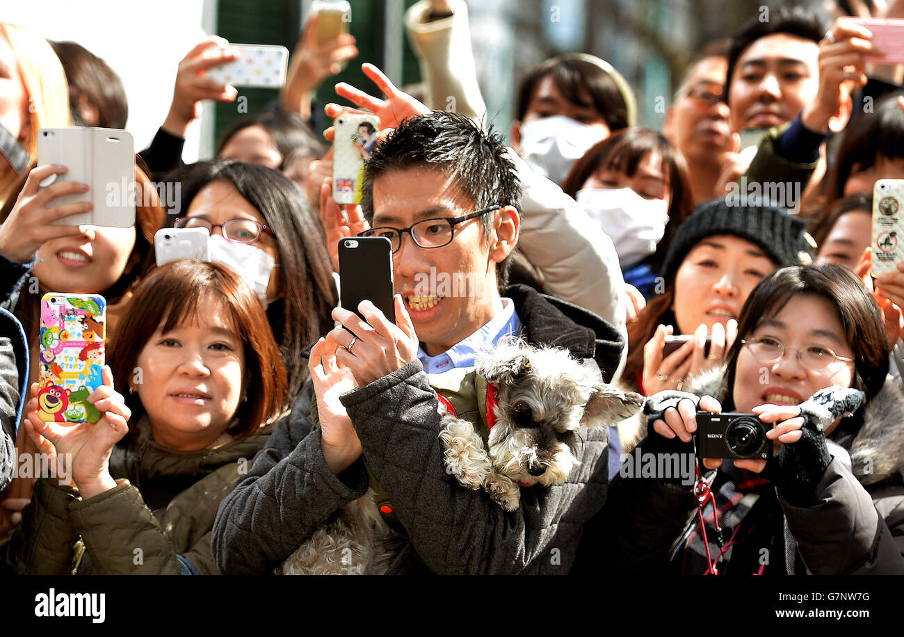 Eine große Menschenmenge von Einheimischen fotografiert den Herzog von Cambridge, als er am dritten Tag seiner Reise nach Japan in der von Großbritannien entworfenen Buchhandlung Tsutaya in Tokio ankommt. Stockfoto