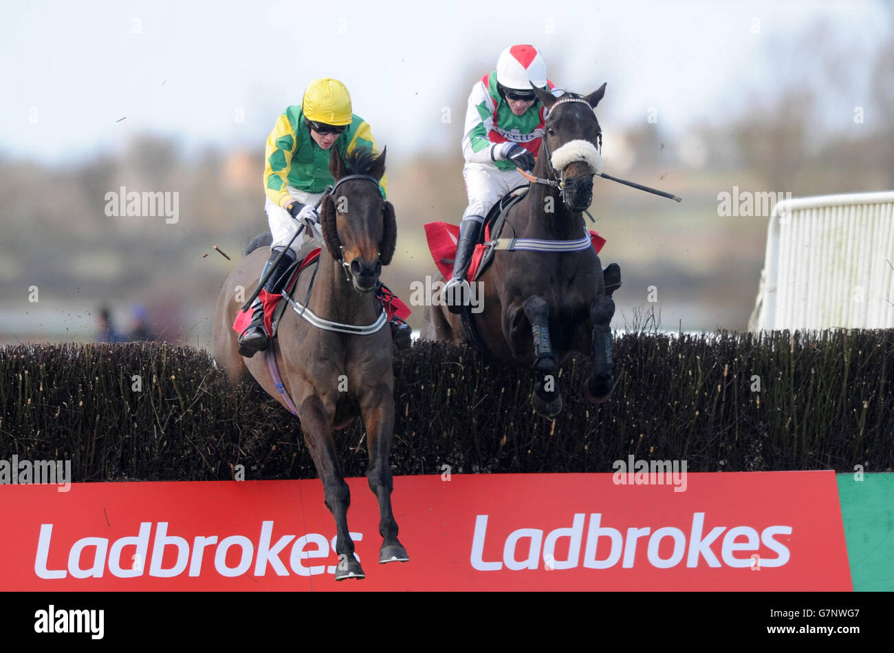 Nomadic Storm von Tom Cannon (links) vor Got Der NAC wurde von Leighton Aspell geritten, bevor er die Ladbrokes gewann Novices' Limited Handicap Chase auf der Southwell Racecourse Stockfoto