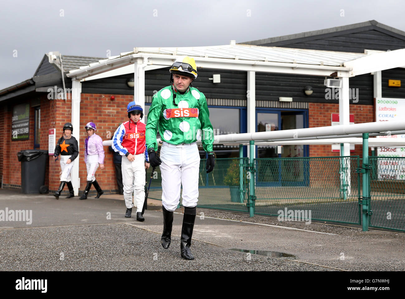 Pferderennen - Southwell Racecourse. Jockeys machen sich auf den Weg zum Paradering Stockfoto