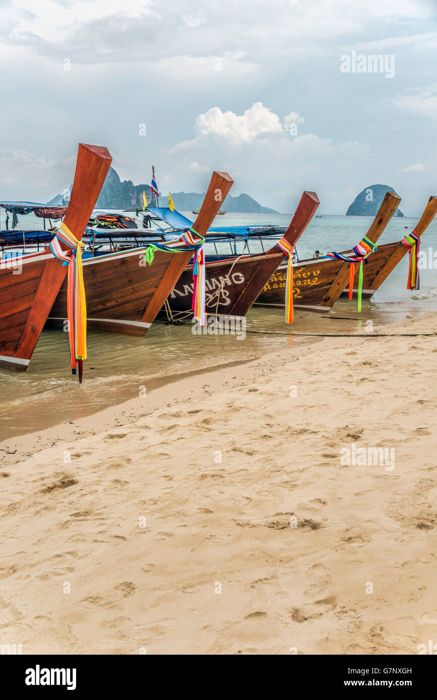 Thai Longtail-Boote aufgereiht am Strand von Koh Ngai Island, Krabi, Thailand Stockfoto