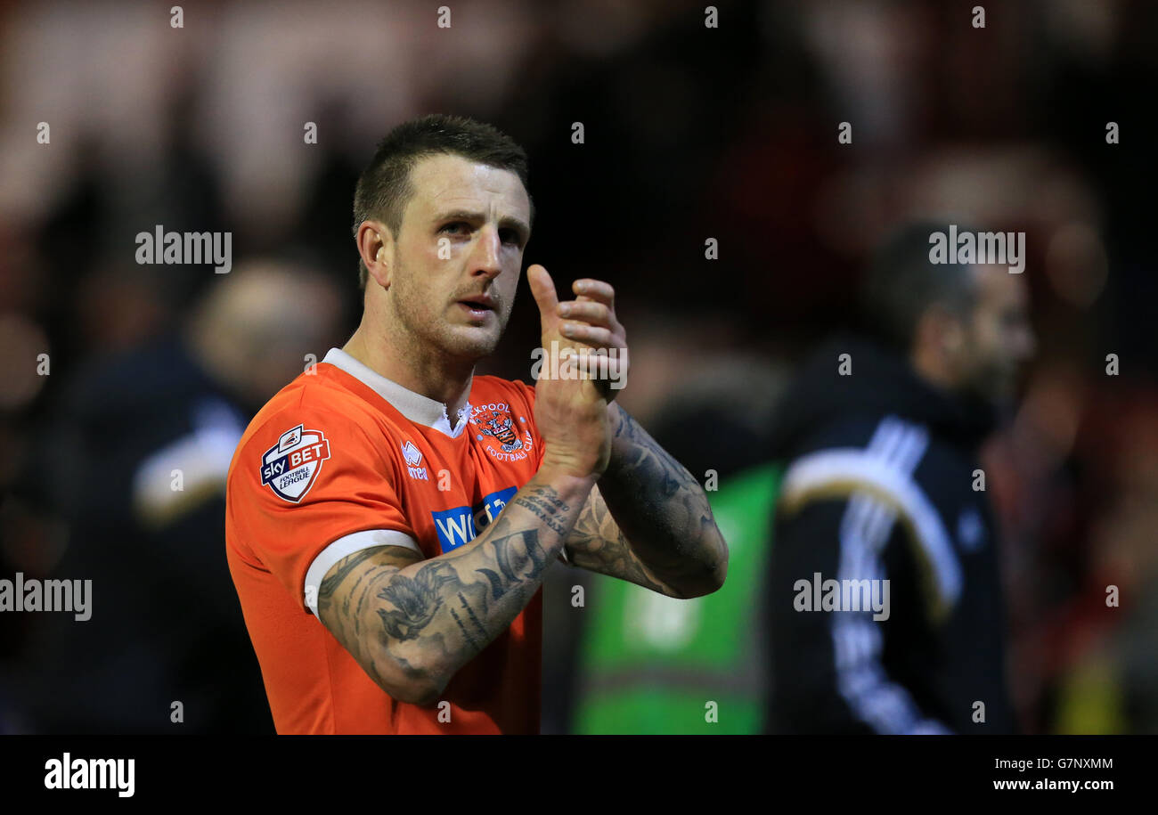 Fußball - Sky Bet Championship - Brentford / Blackpool - Griffin Park. Der Blackpool-Mann Peter Clarke applaudiert den Fans, als er am Ende des Spiels abbricht Stockfoto