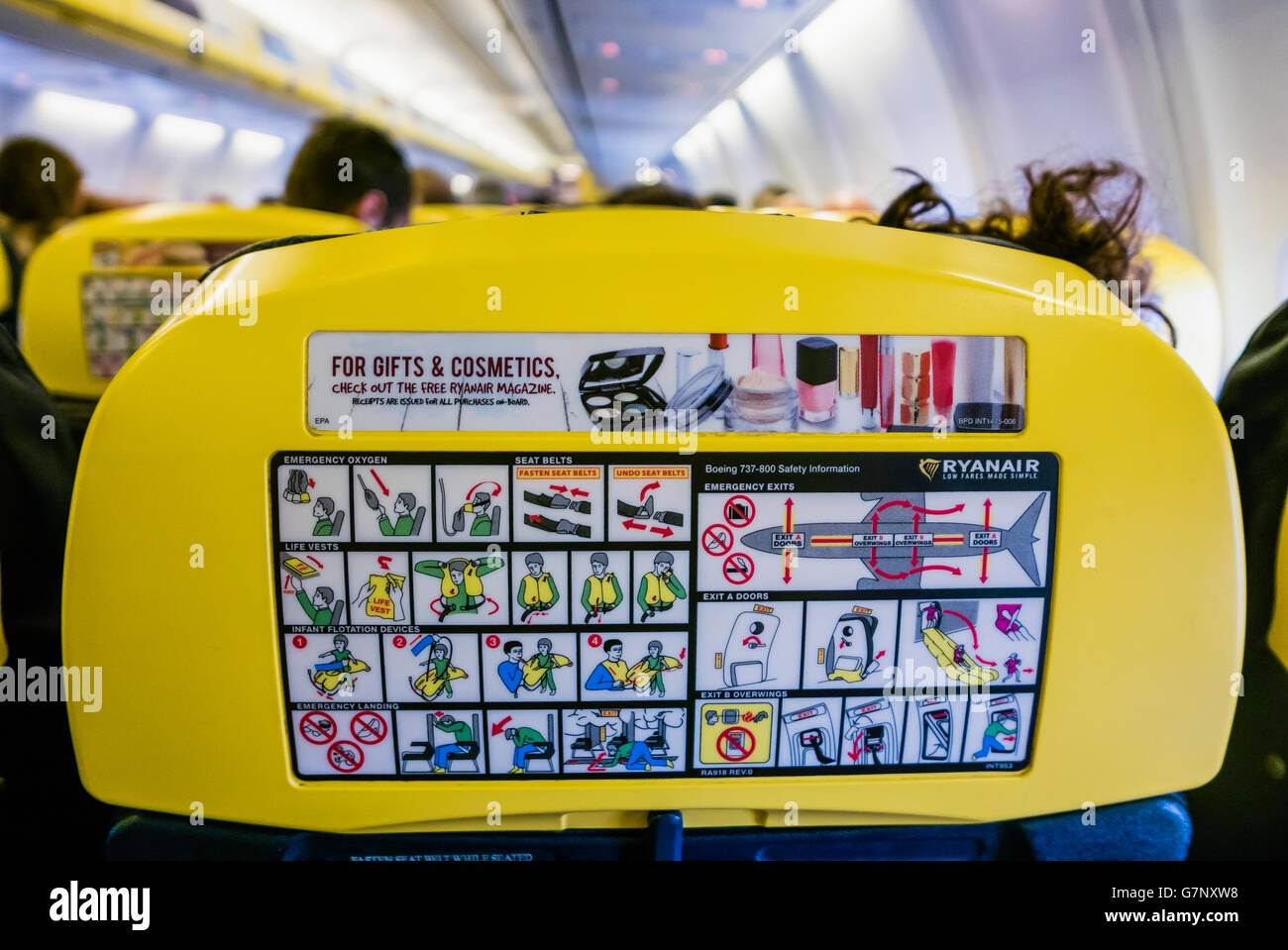 Evakuierung im Notfall-Informationen auf der Rückseite des gelben Kopfstütze auf einem Ryanair-Flugzeug.  Ryanair haben keine Sicherheitsdatenblätter als sie h Stockfoto