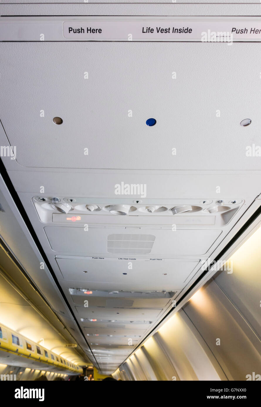 Gepäckfächer auf einem Ryanair-Flugzeug mit Schwimmwesten im Inneren statt der traditionelle Ort der unterhalb des Sitzes. Stockfoto