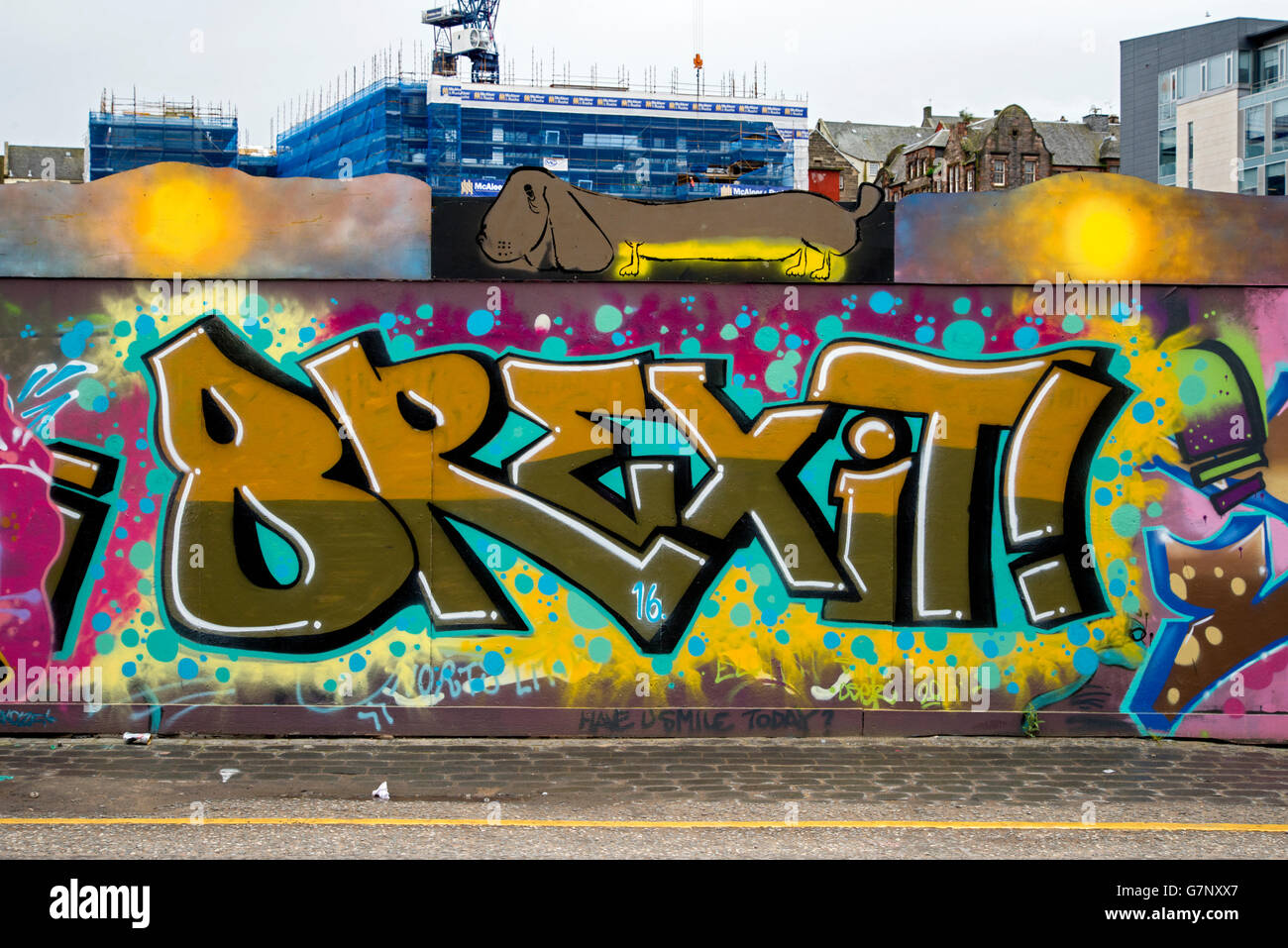 Brexit-Graffiti auf Brettern von einer Baustelle in Edinburgh. Stockfoto