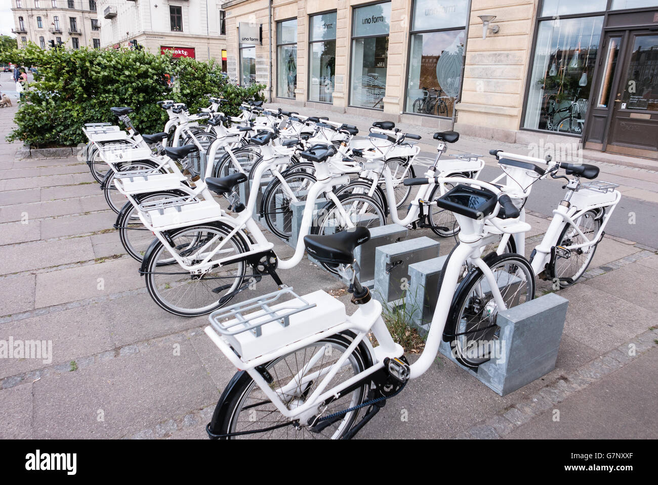 "Go-Elektrofahrräder" in Kopenhagen, Dänemark, die von Stunde zu Stunde (ca. 2 €) gemietet werden können.  Enthält Touchscreens für GPS-Karten und Stockfoto
