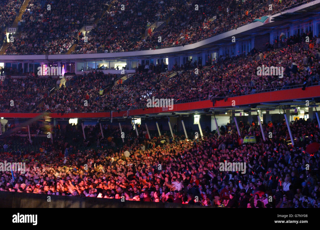 Tsunami Relief Concert - Millennium Stadium. Das Publikum beim Tsunami-Relief-Konzert. Stockfoto