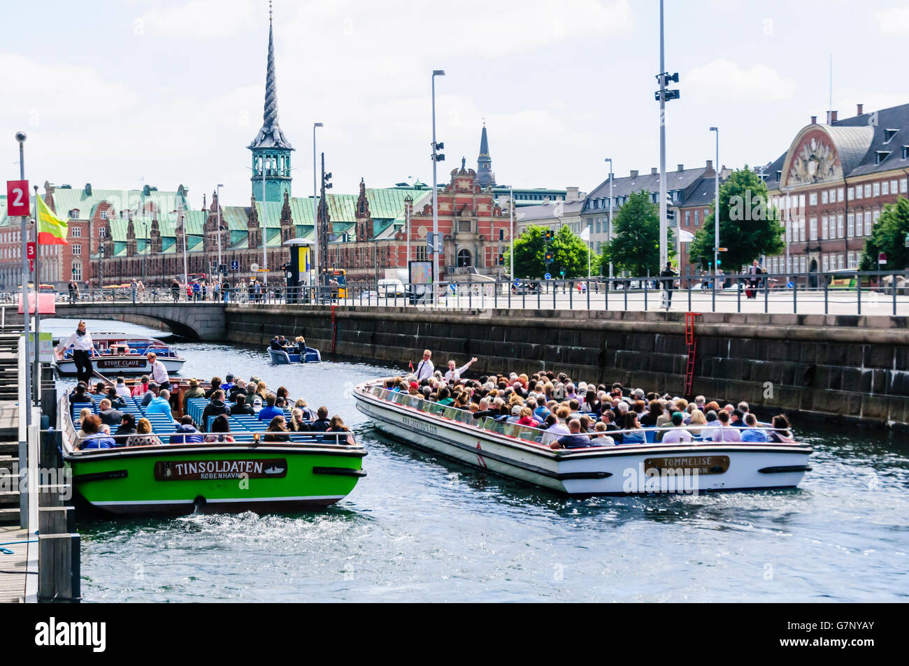 Hausboote mit Touristen auf einer Tour, Kopenhagen, Dänemark Stockfoto
