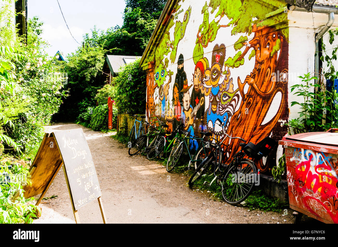 Wandbild an der Wand entlang eines Pfads in Freetown Christiania, Copenhagen Stockfoto