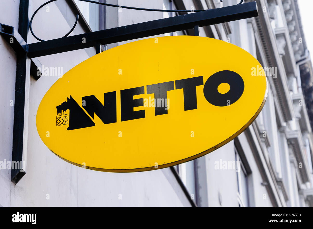 Zeichen für Netto, eine Dänemark basierte Supermarkt-Kette, mit dem Scottish Terrier-logo Stockfoto