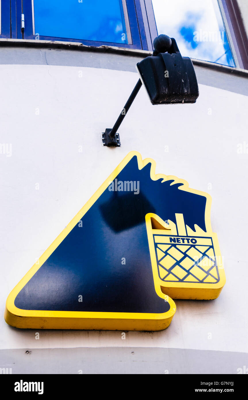 Zeichen für Netto, eine Dänemark basierte Supermarkt-Kette, mit dem Scottish Terrier-logo Stockfoto