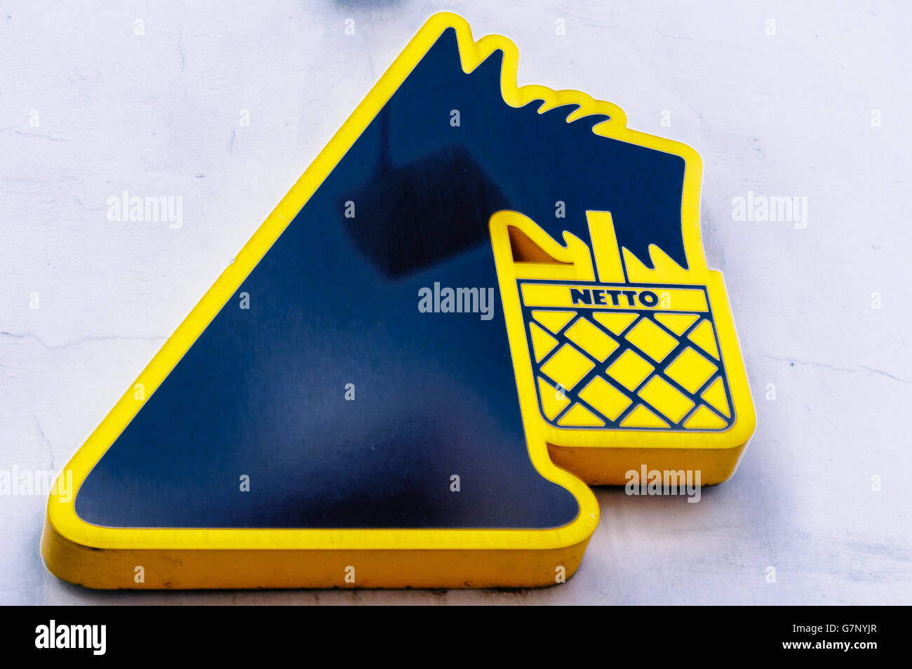 Zeichen für Netto, eine Dänemark basierte Supermarkt-Kette, mit dem Scottish Terrier-logo Stockfoto