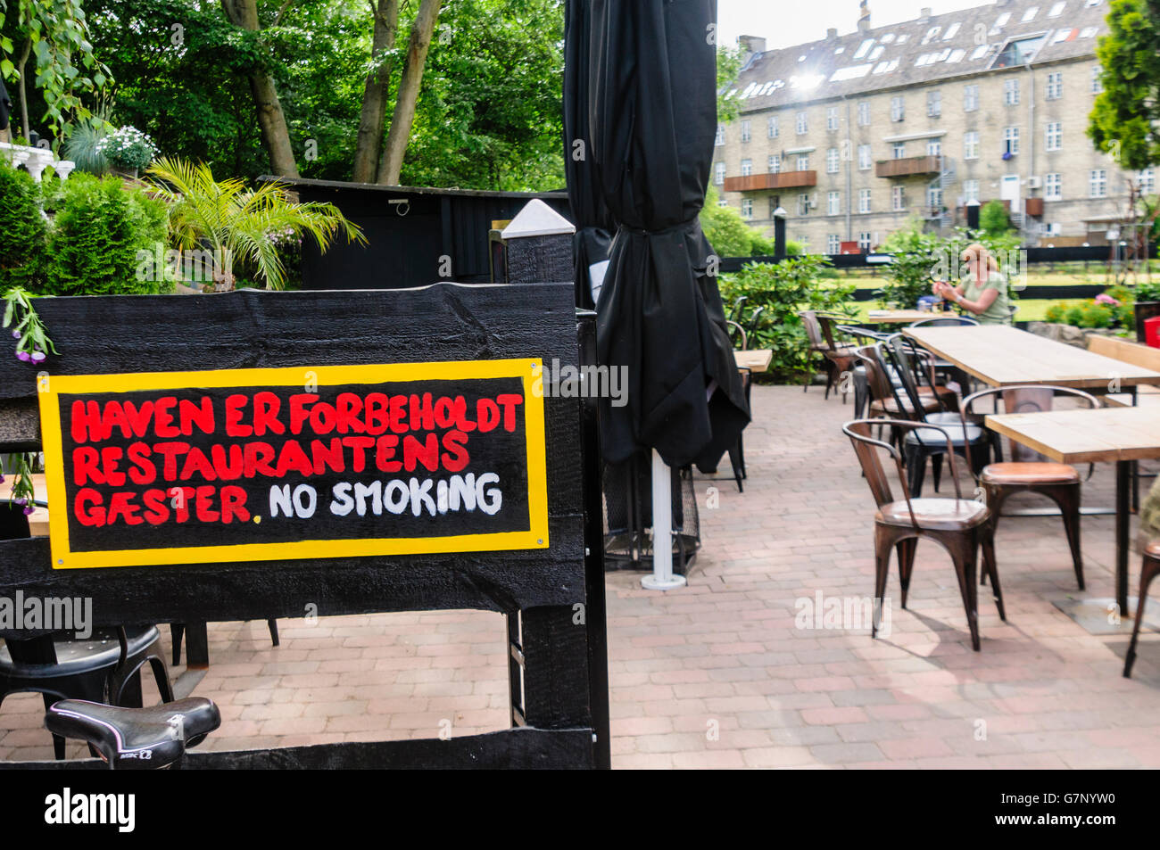 Melden Sie sich an einen nicht-Raucher-Garten neben Imbissbuden in Freetown Christiania. Stockfoto