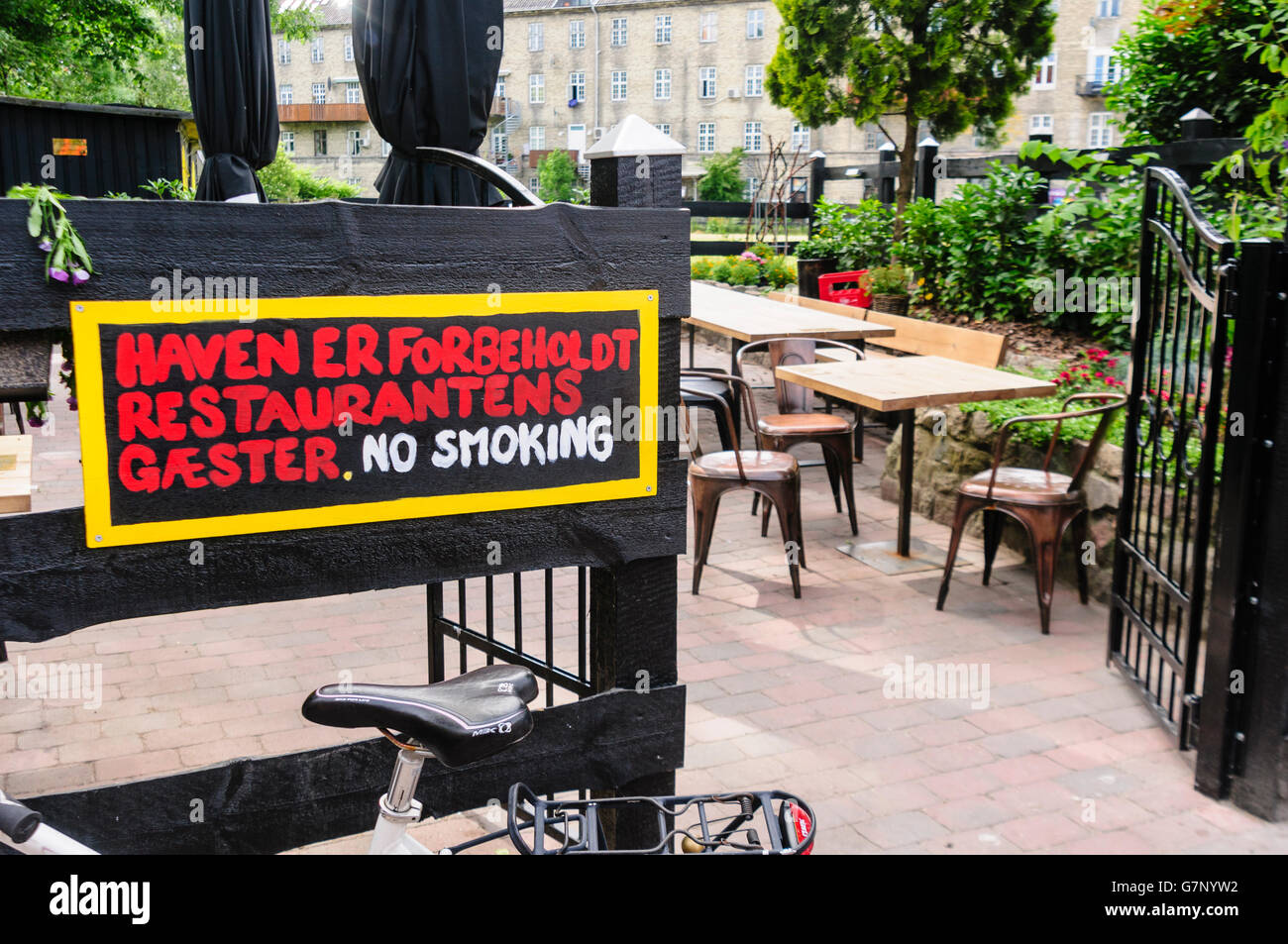 Melden Sie sich an einen nicht-Raucher-Garten neben Imbissbuden in Freetown Christiania. Stockfoto