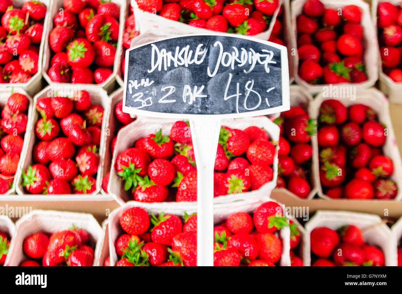 Dänische Erdbeeren zum Verkauf an einem Marktstand Stockfoto