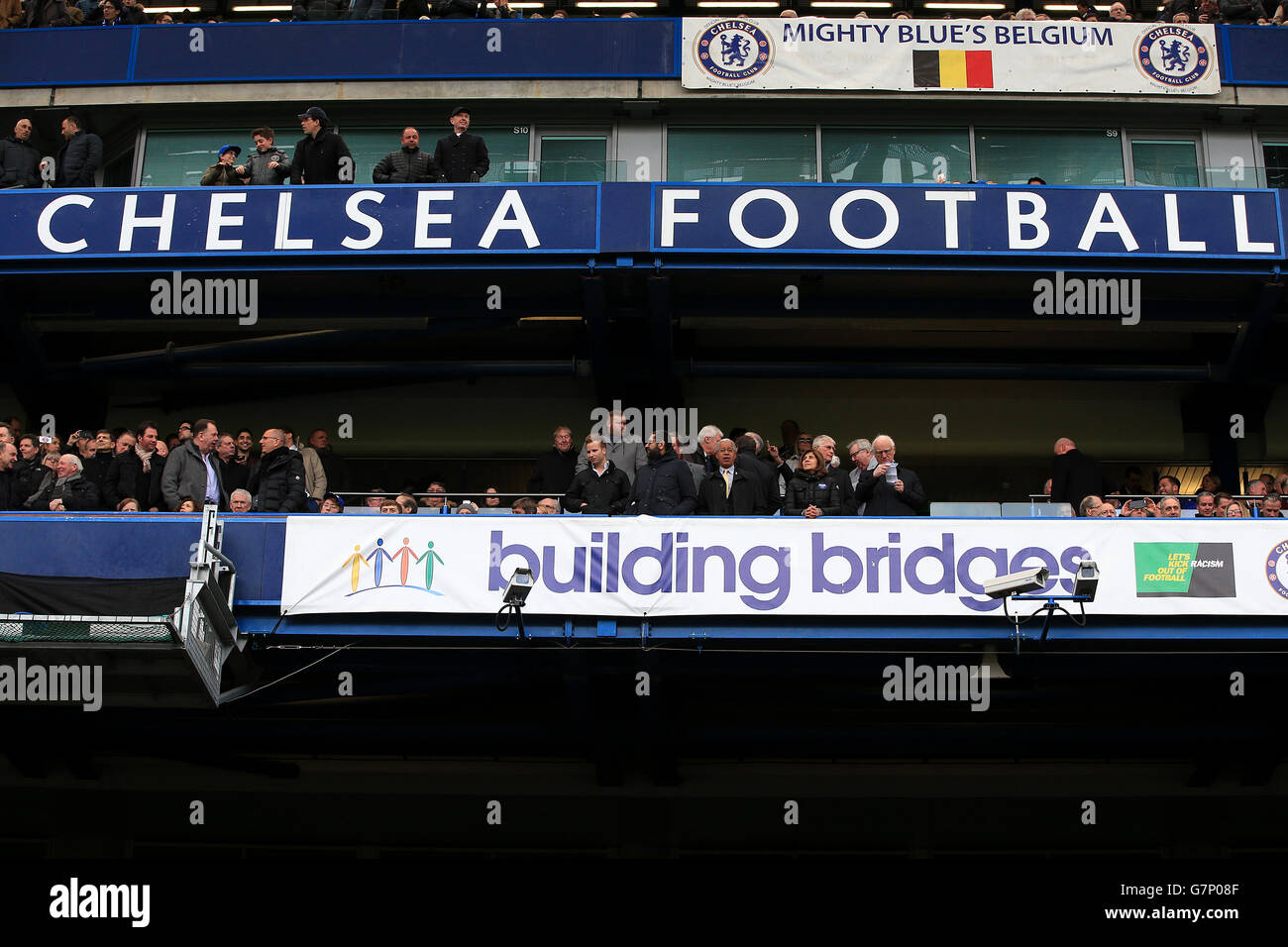 Chelsea-Vorsitzender Bruce Buck (rechts) vor einem Gebäude Brückenbanner an der Stamford Bridge Stockfoto