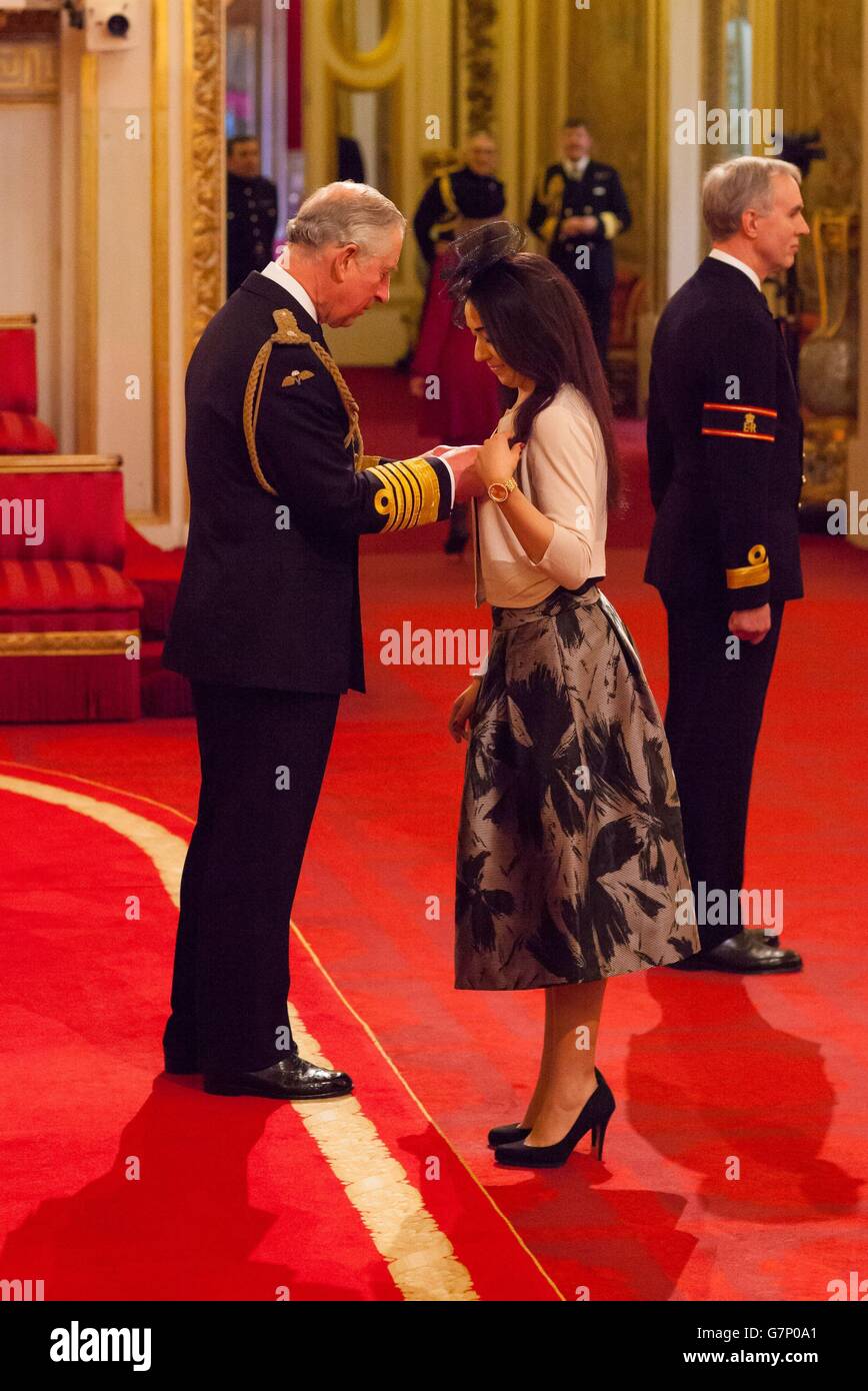 Frau Sajda Mughal von Wood Green wird während einer Investiturfeier im Buckingham Palace, London, zur Offizierin des Order of the British Empire (OBE) ernannt. Stockfoto