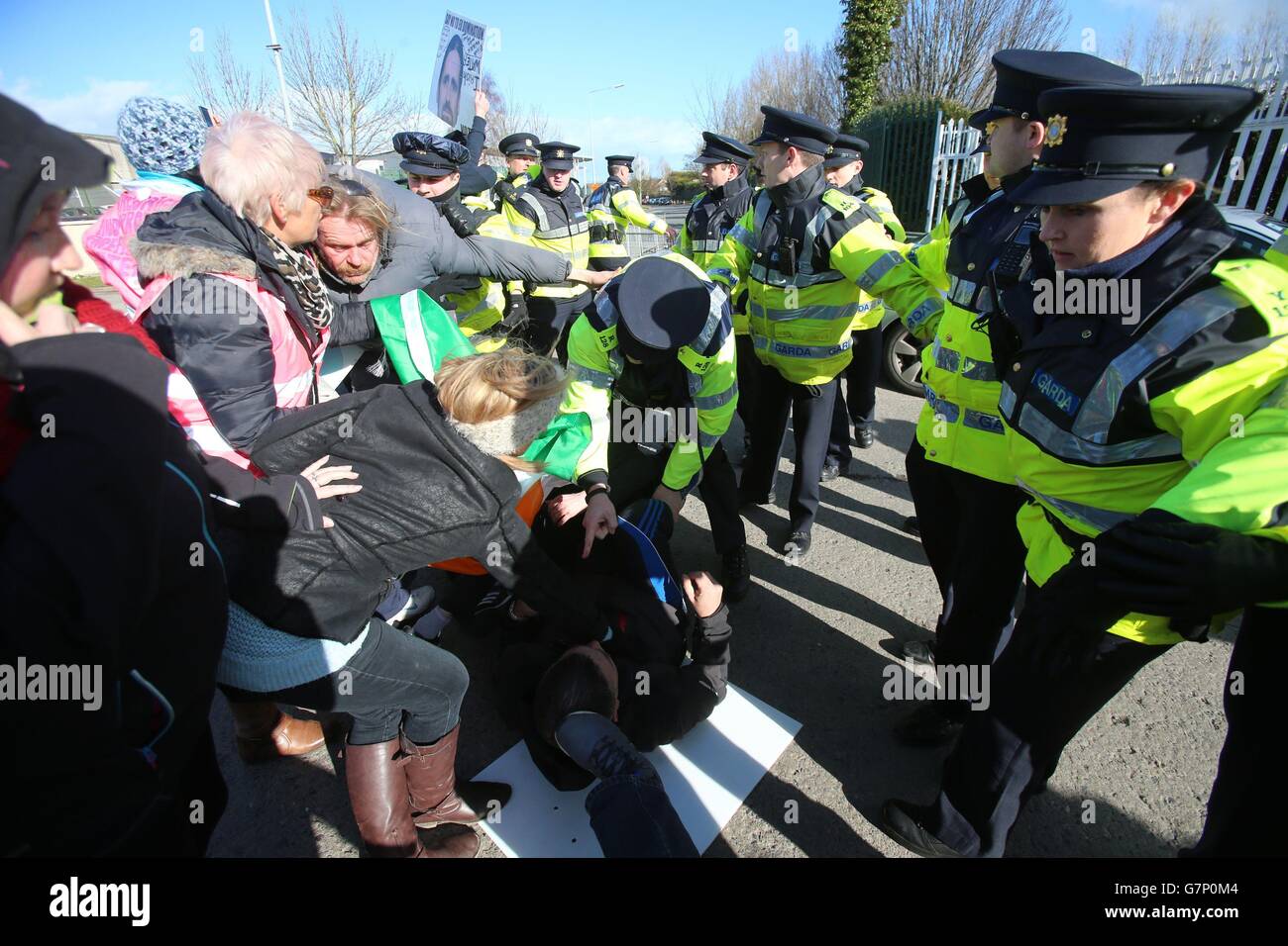 Anti-Wasser-Anklage Demonstranten stoßen mit Gardai zusammen, als Taoiseach Enda Kenny und Jobs Minister Richard Bruton heute in Bristol-Myers Squibb in Dublin für eine Investitionsankündigung ankommen. Stockfoto