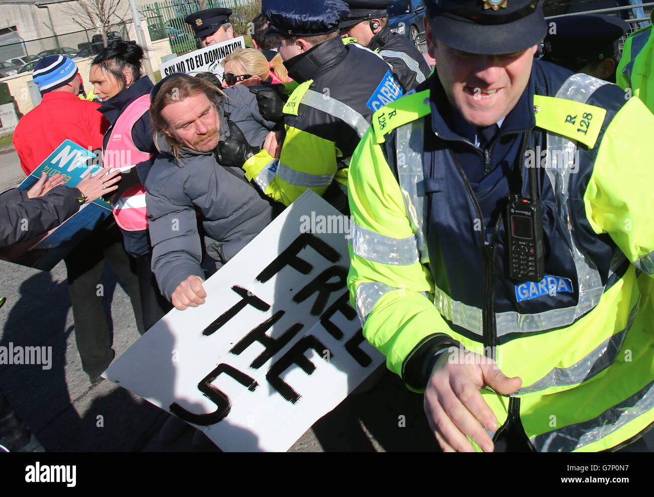 Anti-Wasser-Anklage Demonstranten stoßen mit Gardai zusammen, als Taoiseach Enda Kenny und Jobs Minister Richard Bruton heute in Bristol-Myers Squibb in Dublin für eine Investitionsankündigung ankommen. Stockfoto