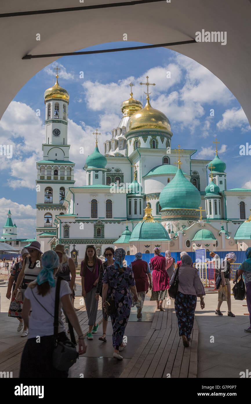 Pilger und Touristen besuchen die Kirche Christi Himmelfahrt auf dem Woskressenskij-Kloster Neu-Jerusalem, Russland Stockfoto