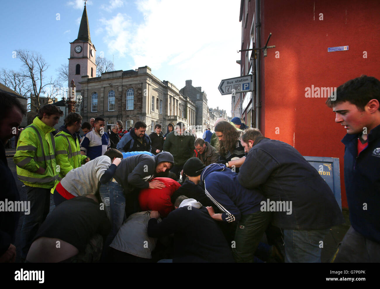 Spieler tauchen für den Ball in der Hand Ba Spiel, traditionell am ersten Donnerstag nach dem ersten Neumond in Hawick, Scottish Borders gespielt, Wo die High Street geschlossen und bestiegen wird, während zwei Teams versuchen, den oberen oder unteren Teil der Straße mit einem kleinen Ball zu erreichen. Stockfoto