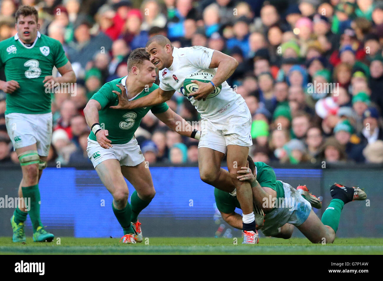 Der Engländer Jonathan Joseph (Mitte) scheint während des RBS Six Nations-Spiels im Aviva Stadium in Dublin die irische Verteidigung zu durchbrechen. DRÜCKEN SIE VERBANDSFOTO. Bilddatum: Sonntag, 1. März 2015. Siehe PA Story RUGBYU Irland. Bildnachweis sollte lauten: Niall Carson/PA Wire. EINSCHRÄNKUNGEN: Keine kommerzielle oder werbliche Nutzung ohne vorherige Zustimmung von IRFU. Keine Änderungen oder Eingriffe. Für weitere Informationen rufen Sie bitte +44 (0)115 8447447 an. Stockfoto