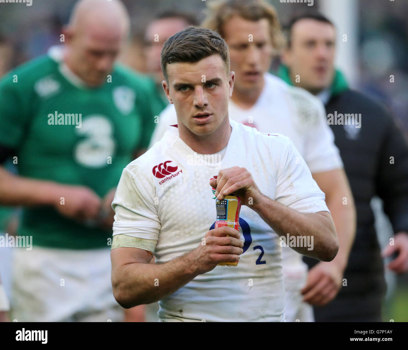 Der englische George Ford war nach dem RBS Six Nations-Spiel im Aviva Stadium in Dublin niedergeschlagen. DRÜCKEN SIE VERBANDSFOTO. Bilddatum: Sonntag, 1. März 2015. Siehe PA Story RUGBYU Irland. Bildnachweis sollte lauten: Niall Carson/PA Wire. EINSCHRÄNKUNGEN: Keine kommerzielle oder werbliche Nutzung ohne vorherige Zustimmung von IRFU. Keine Änderungen oder Eingriffe. Für weitere Informationen rufen Sie bitte +44 (0)115 8447447 an. Stockfoto