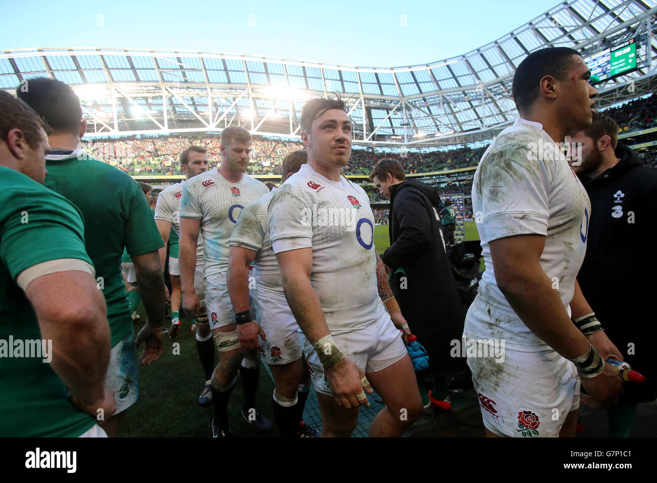 Der englische Jack Nowell (Mitte steht mit Teamkollegen nach dem Spiel während des RBS Six Nations-Spiels im Aviva Stadium, Dublin, niedergeschlagen. DRÜCKEN SIE VERBANDSFOTO. Bilddatum: Sonntag, 1. März 2015. Siehe PA Story RUGBYU Irland. Bildnachweis sollte lauten: Niall Carson/PA Wire. EINSCHRÄNKUNGEN: Keine kommerzielle oder werbliche Nutzung ohne vorherige Zustimmung von IRFU. Keine Änderungen oder Eingriffe. Für weitere Informationen rufen Sie bitte +44 (0)115 8447447 an. Stockfoto