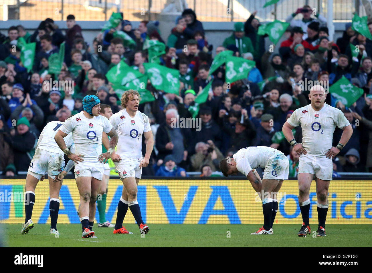 Die englischen Spieler stehen während des RBS Six Nations-Spiels im Aviva Stadium in Dublin spät im Spiel niedergeschlagen. DRÜCKEN SIE VERBANDSFOTO. Bilddatum: Sonntag, 1. März 2015. Siehe PA Story RUGBYU Irland. Bildnachweis sollte lauten: Niall Carson/PA Wire. EINSCHRÄNKUNGEN: Nur für redaktionelle Zwecke. Keine kommerzielle oder werbliche Nutzung ohne vorherige Zustimmung von IRFU. Keine Änderungen oder Eingriffe. Für weitere Informationen rufen Sie bitte +44 (0)115 8447447 an. Stockfoto