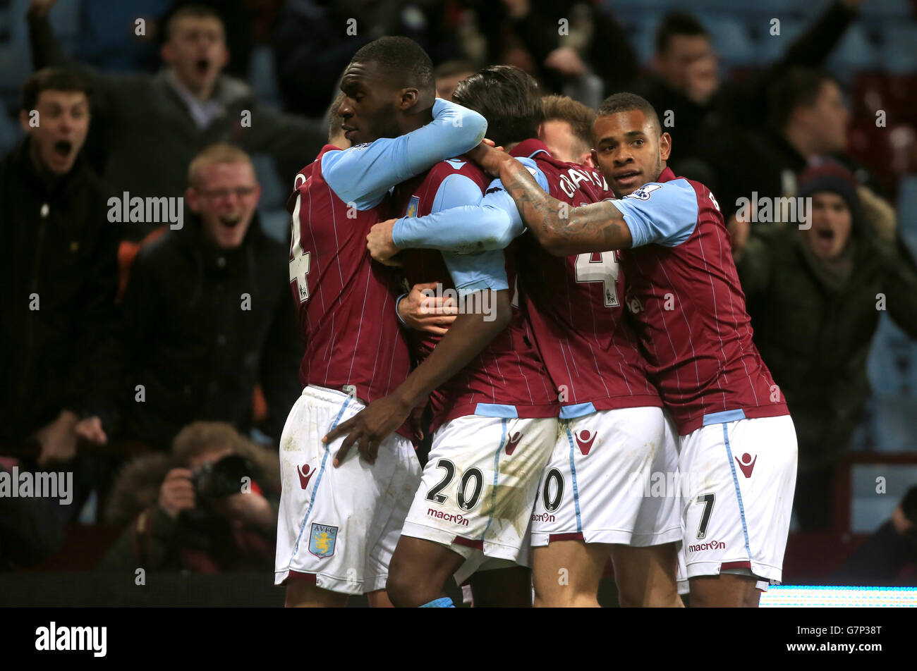 Christian Benteke (Mitte) von Aston Villa feiert den zweiten Platz seiner Seite Ziel des Spiels aus dem Strafpunkt mit Teamkollegen Stockfoto