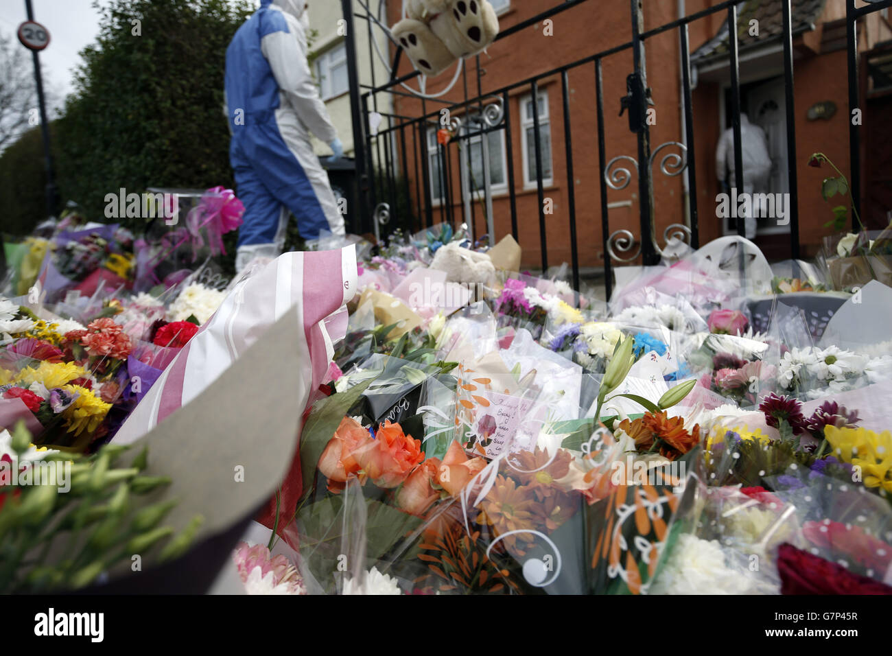 Blumenschmuck vor dem Haus von Rebecca Watts in Crown Hill, Bristol. Stockfoto