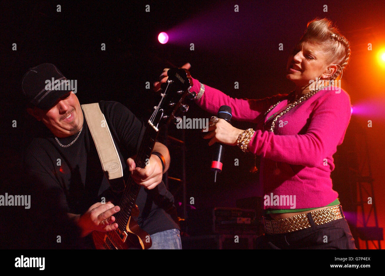 Black Eyed Peas Concert - Carling Apollo Hammersmith, West London. Fergie (R) von den Black Eyed Peas spielt live auf der Bühne. Stockfoto