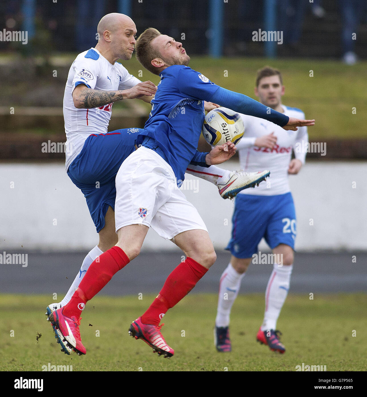 Nicky Law der Rangers und Lewis Milne von Cowdenbeath kämpfen während des schottischen Meisterschaftsspiel im Central Park, Cowdenbeath, um den Ball. Stockfoto