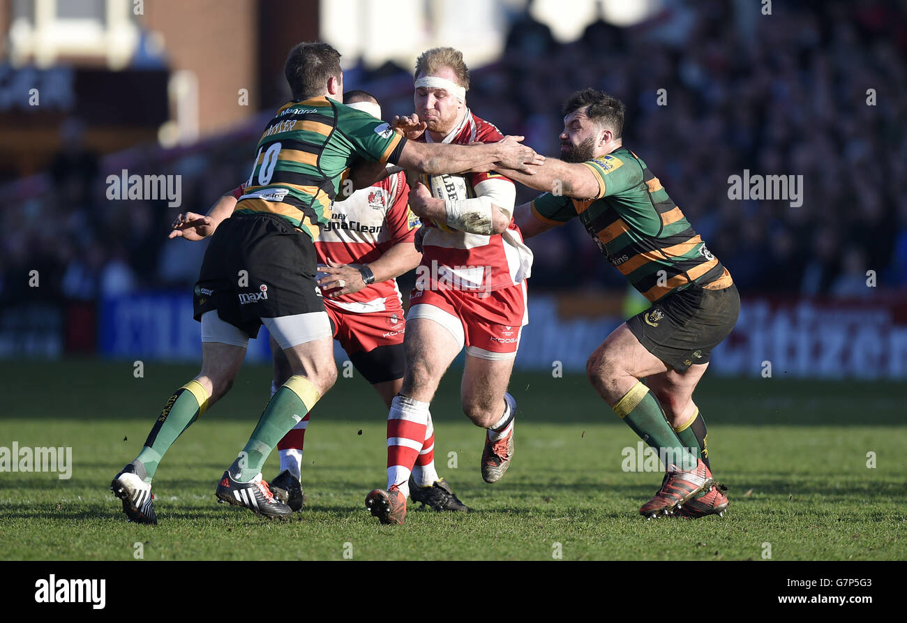 Matt Kvesic von Gloucester Rugby wird von Stephen Myler von Northampton Saints und Alex Corbisiero beim Premiership-Spiel von Aviva im Kingsholm Stadium in Gloucester angegangen. Stockfoto