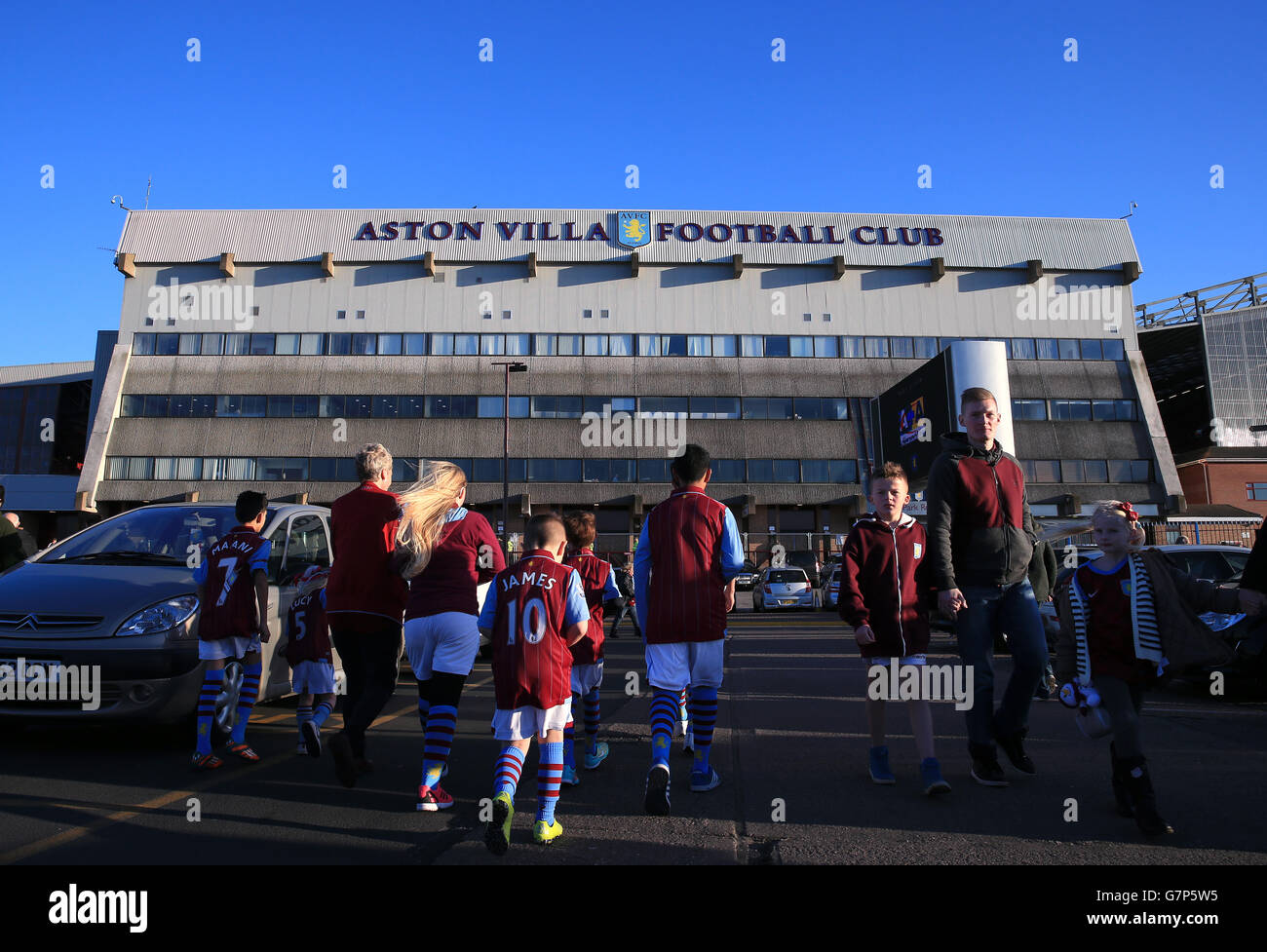 Fußball - FA Cup - Sechste Runde - Aston Villa gegen West Bromwich Albion - Villa Park. Aston Villa Fans vor dem Spiel der sechsten Runde des FA Cup in Villa Park, Birmingham. Stockfoto