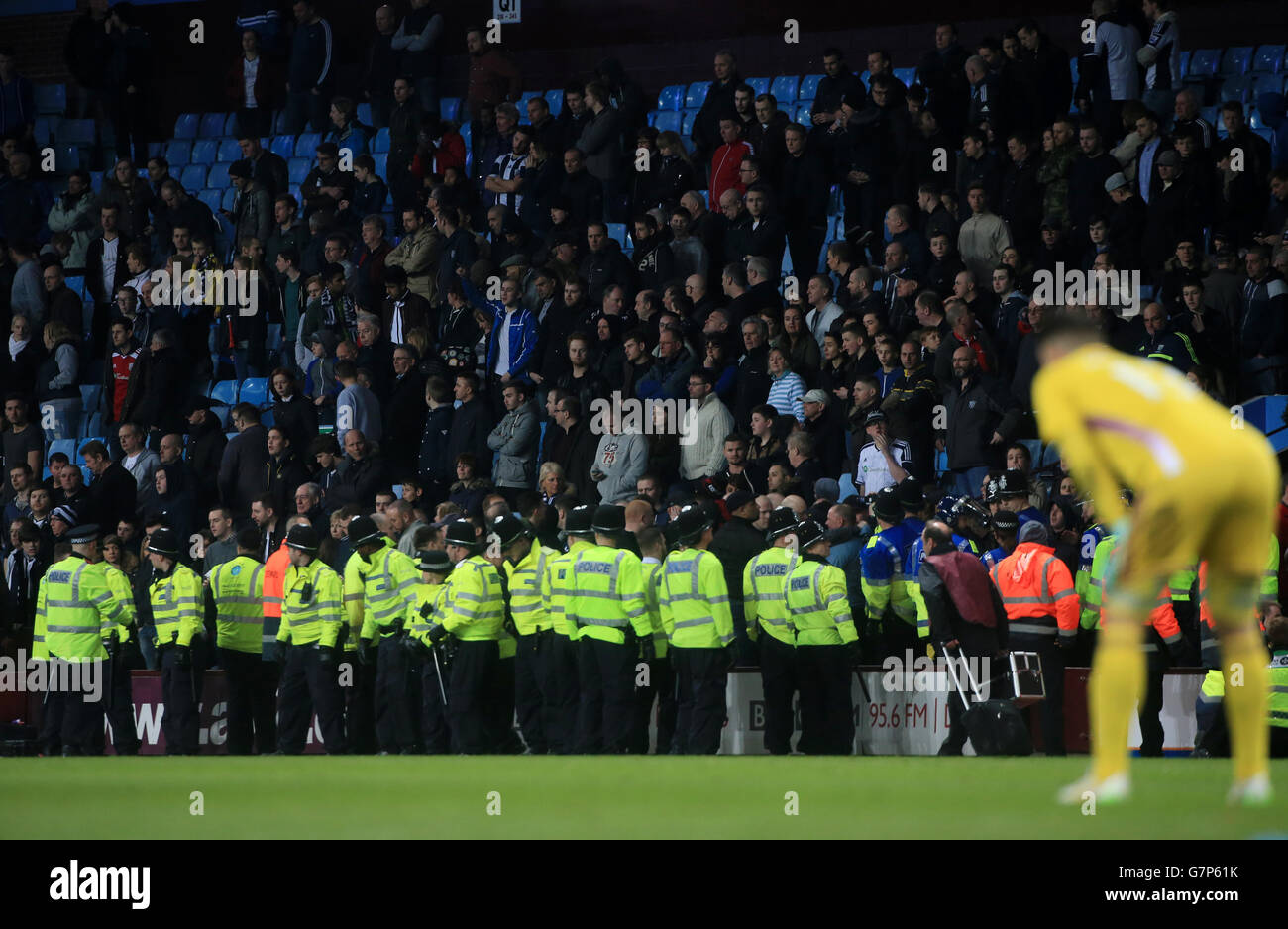 Die Polizei steht vor den West Bromwich Albion Fans während des FA Cup Sixth Round Spiels in Villa Park, Birmingham. Stockfoto