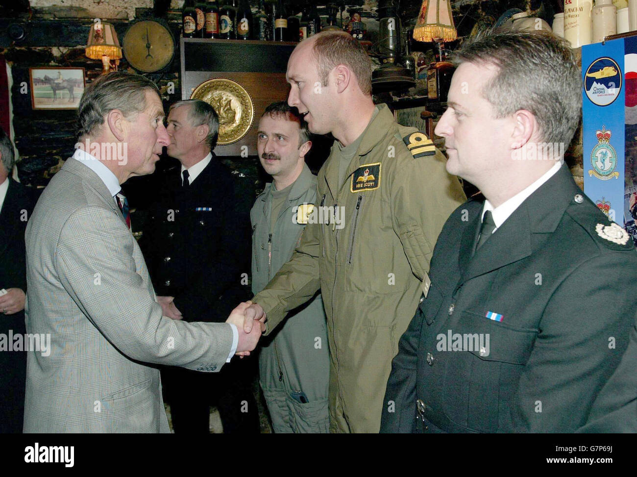 Seine Königliche Hoheit Prinz Charles trifft auf Royal Navy Hubschrauber Pilot Lieutenant Mike Scott während eines Besuchs in der überfluteten Cornish Dorf. Stockfoto