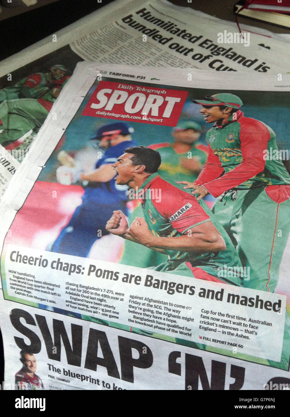 Ein Blick auf die australische Zeitung, The Daily Telegraph, zeigt eine Schlagzeile in Bezug auf Englands Ausstieg aus der Cricket World Cup. Stockfoto