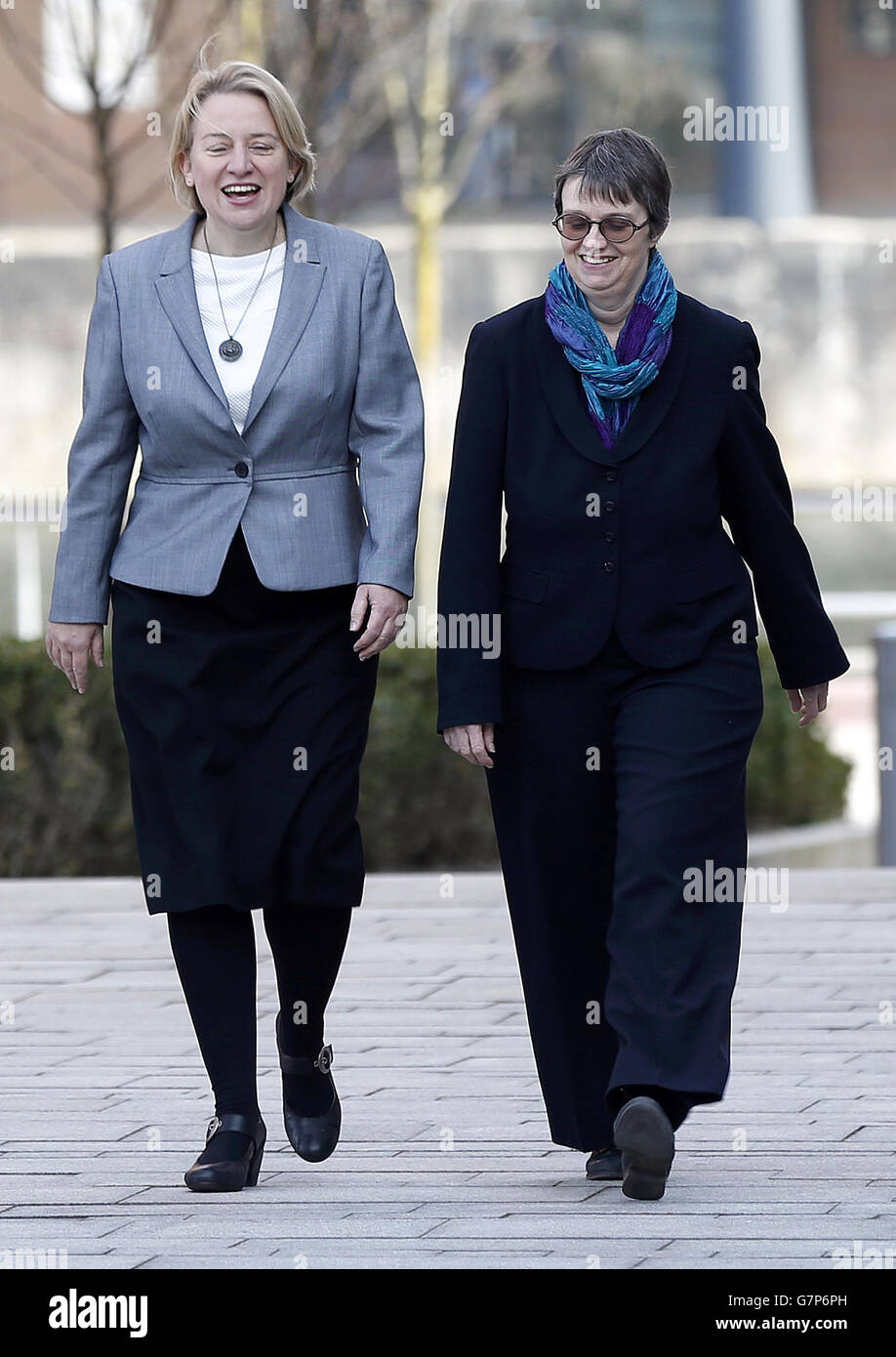 Die Vorsitzende Natalie Bennett und Molly Scott Cato, Mitglied des Europäischen Parlaments und Finanzsprecherin der Grünen, kommen zur Grünen-Konferenz in Liverpool. Stockfoto