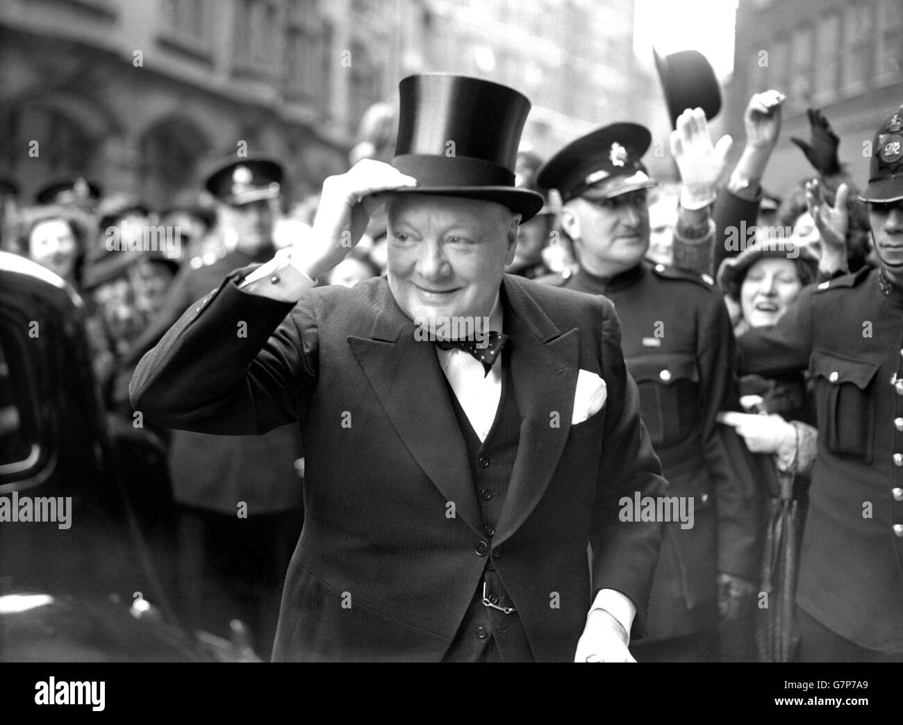 Winston Churchill kommt am Church House an, um die Ehrenfreiheit der City of Westminster zu erhalten. Stockfoto
