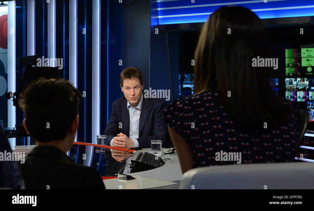 RETRANSMITTED RECOGNIZING EMBARGO der stellvertretende Ministerpräsident Nick Clegg wird von den Lesern der Kinderzeitung First News im Rahmen der Sky News-Kampagne "Stand up be counted" interviewt, um junge Menschen mit der Politik zu beschäftigen. Stockfoto