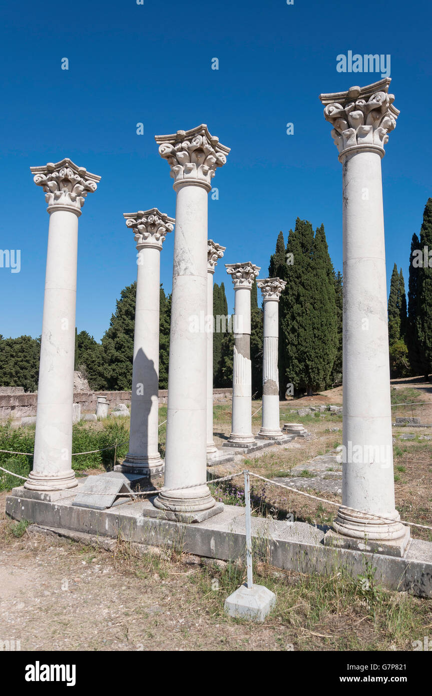 Korinthische Säulen, die mittlere Terrasse das Asklepieion, Platani, Kos (Cos), die Dodekanes, Süd Ägäis, Griechenland Stockfoto