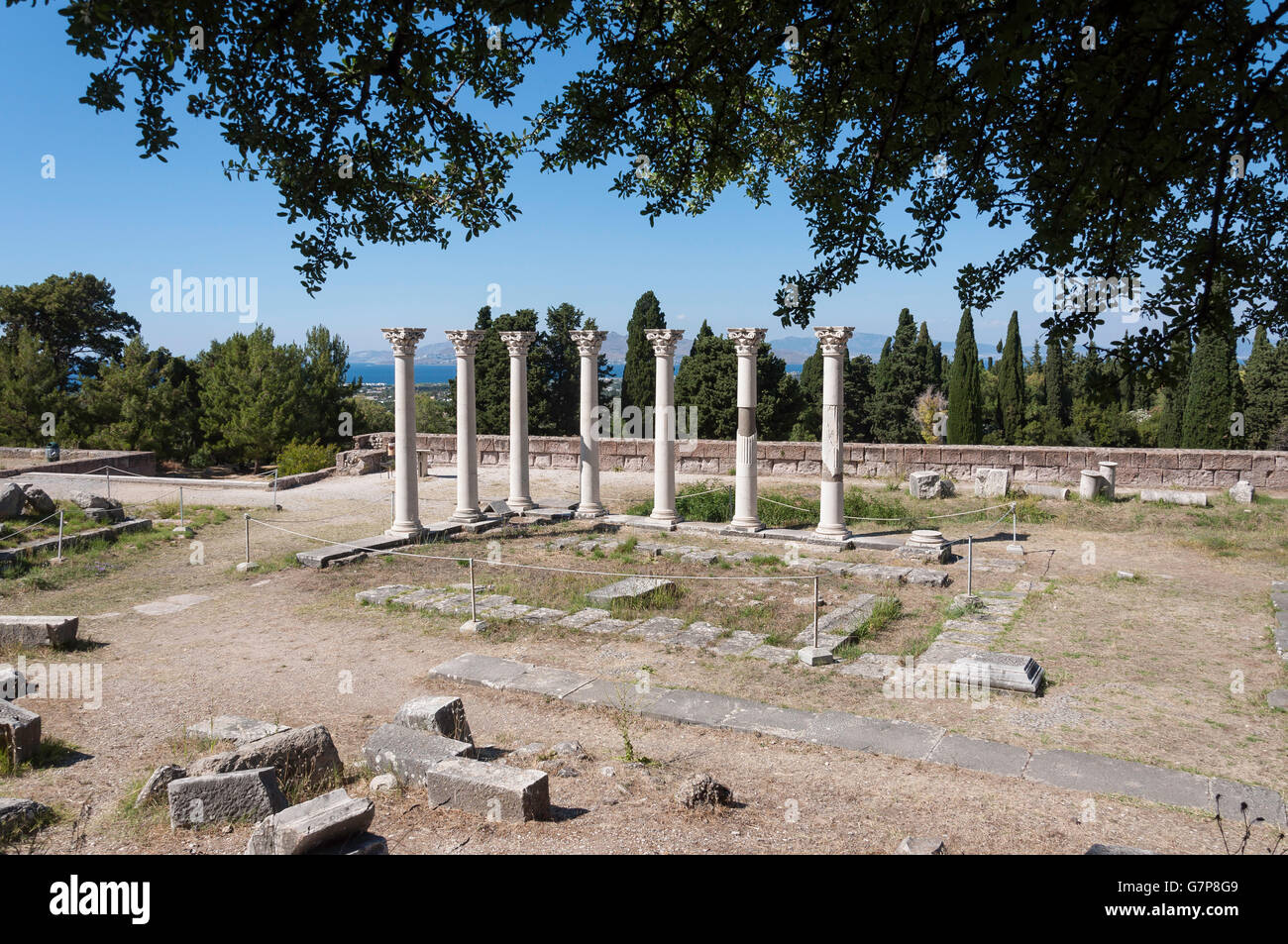 Korinthische Säulen auf der mittleren Terrasse des Platani, Kos (Cos), die Dodekanes, das Asklepieion, South Aegean Region, Griechenland Stockfoto