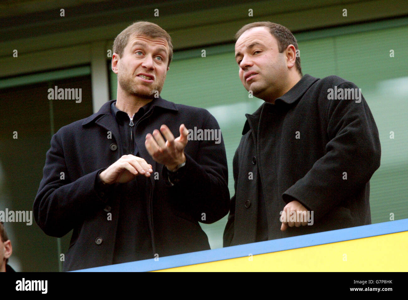 Fußball - FA Barclays Premiership - Chelsea / Manchester City - Stamford Bridge. Chelseas Vorsitzender Roman Ambramovich beobachtet das Spiel gegen Manchester City Stockfoto