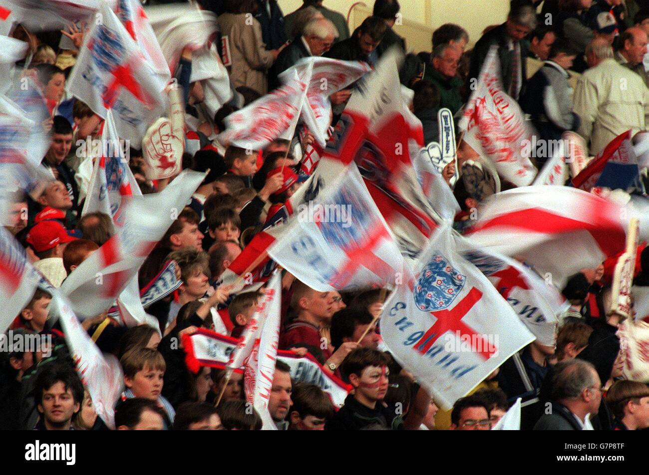 INTERNATIONALER FUSSBALL - England gegen Mexiko. England Fans mit Fahnen Stockfoto