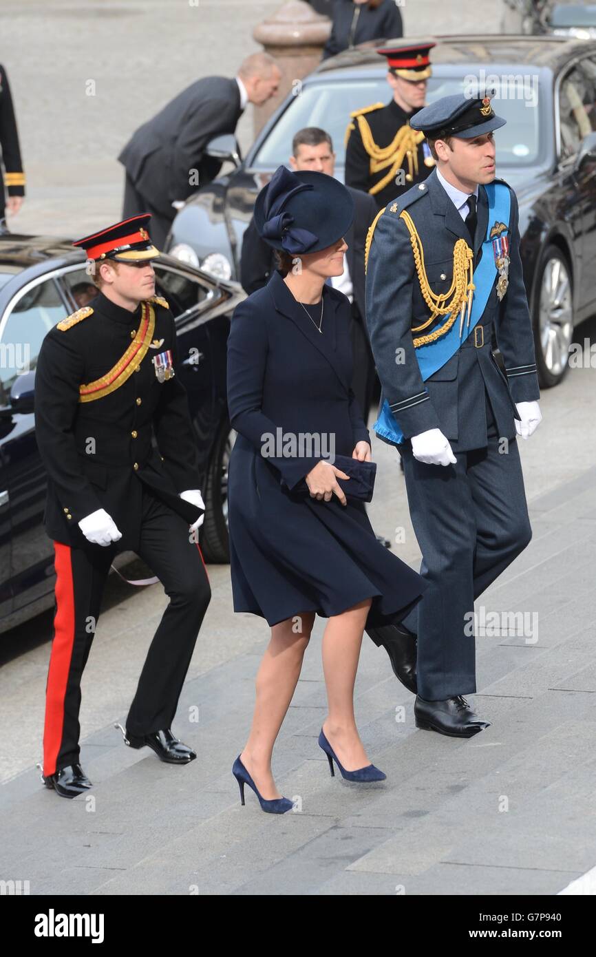 Der Herzog und die Herzogin von Cambridge und Prinz Harry kommen zu einem Gedenkgottesdienst, um das Ende der Kampfhandlungen in Afghanistan in der St. Paul's Cathedral, London, zu markieren. Stockfoto